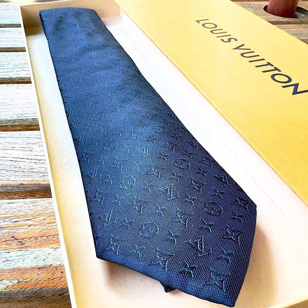 🎁LV HOLIDAY 26’🎁🆕💯ICONIC LOUIS VUITTON BLUE BLK HERITAGE MONOGRAM MOTIF TIE🔥